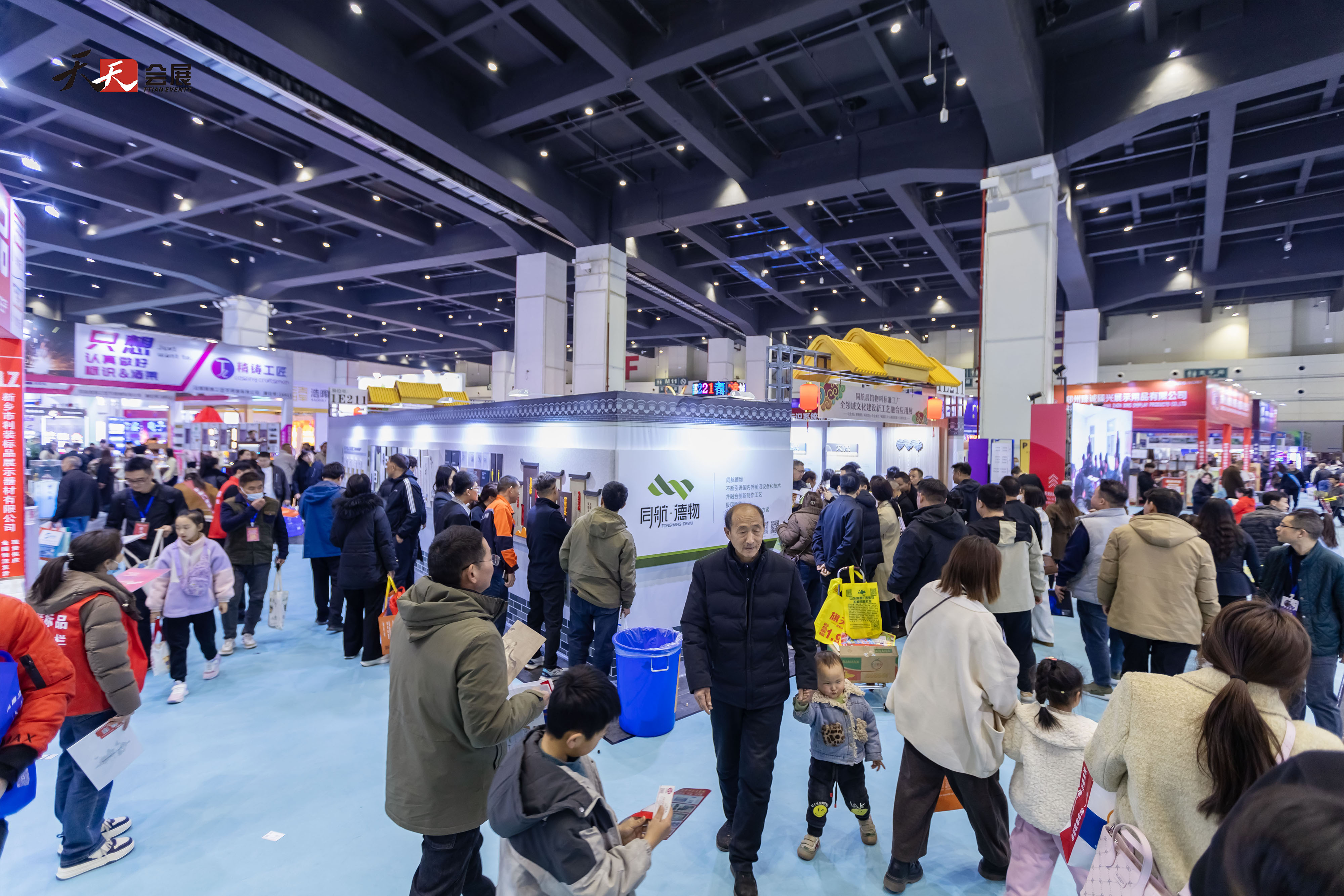 人潮涌動，熱鬧非凡|2025春季中原廣告展第二天盛況依舊